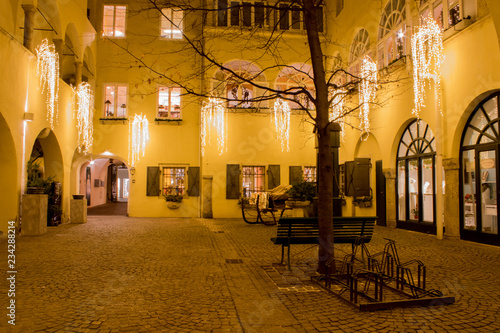 Weihnachtlicher Innenhof in Klagenfurt am Wörther See photo