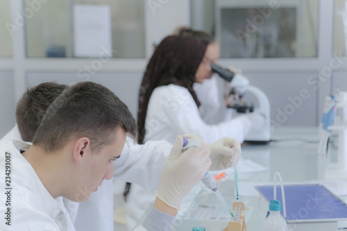 Foto Group of multiethnic Laboratory scientists working at lab with test tubes, test or research in clinical laboratory