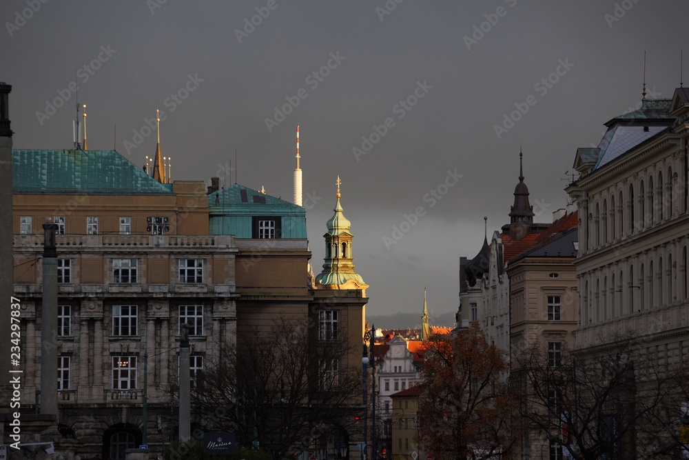 Obraz premium Aerial view of Old Town and Prague Castle at sunset in Prague, Czech Republic Prague bridges at dusk, shot from a bird's eye view