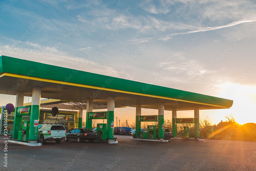 Ταπετσαρία wide view of gas station on sunset