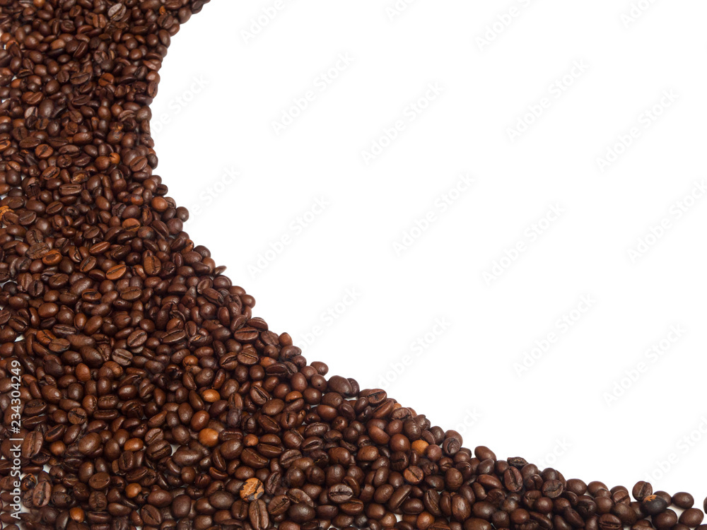 Naklejka premium Isolated coffee beans arrange in curve line shape for background and texture. Copyspace