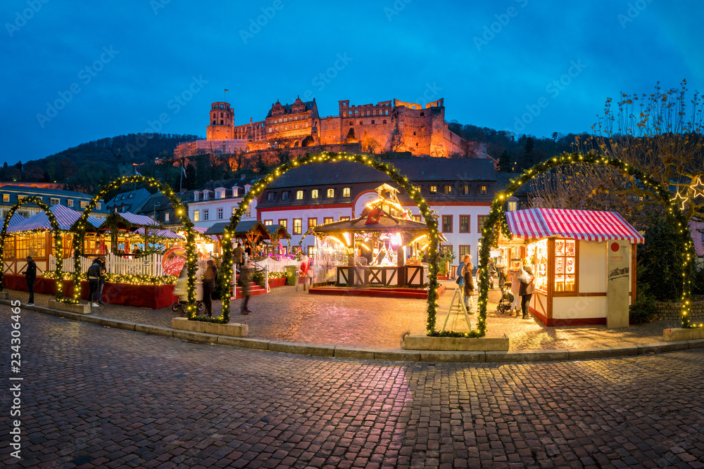 Heidelberg Weihnachtsmarkt am Karlsplatz, Baden-Württemberg, Deutschland