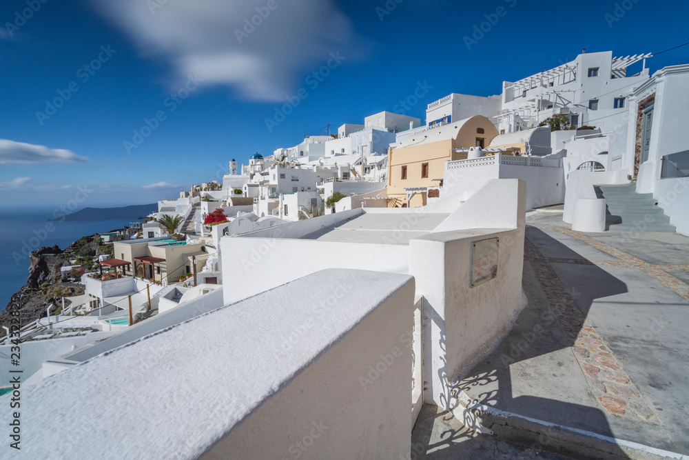 Il pittoresco villaggio di Imerovigli abbarbicato sulla caldera di Santorini, Grecia Il pittoresco villaggio di Imerovigli abbarbicato sulla caldera di Santorini, Grecia
