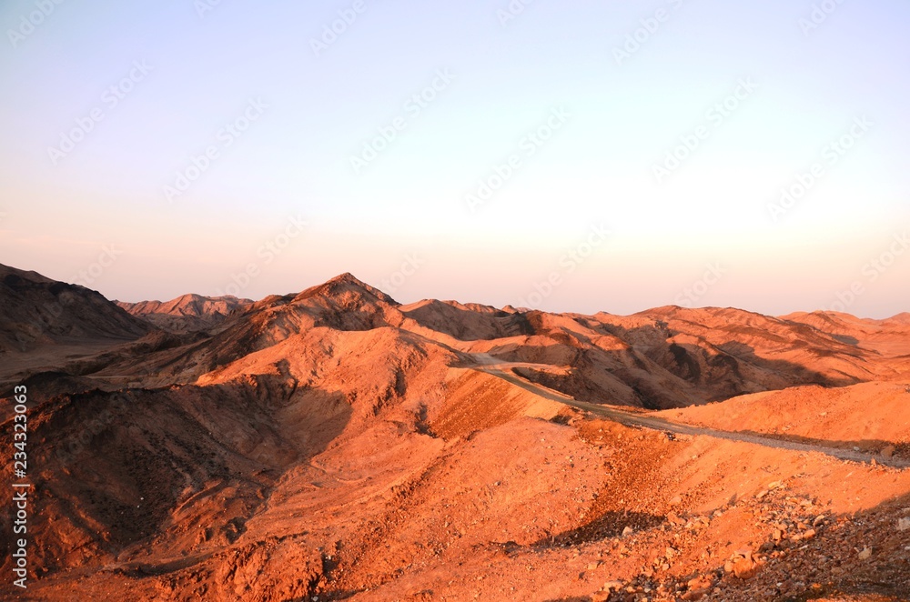 Naklejka premium Coucher de soleil dans le désert du Sud-Est de l’Egypte 