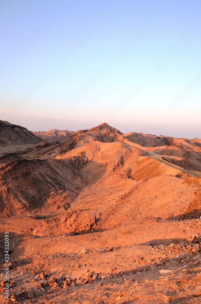 Coucher de soleil dans le désert du Sud-Est de l’Egypte
