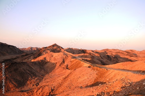 Fototapeta Naklejka Na Ścianę i Meble -  Coucher de soleil dans le désert du Sud-Est de l’Egypte
