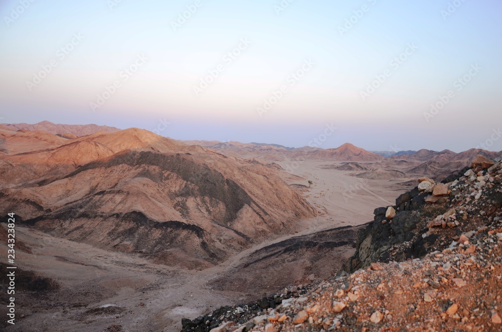 Coucher de soleil dans le désert du Sud-Est de l’Egypte
