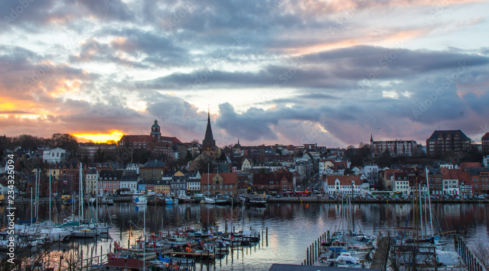 Obraz premium Dramatic sky during sunset in small coastal town in Germany, Flensburg