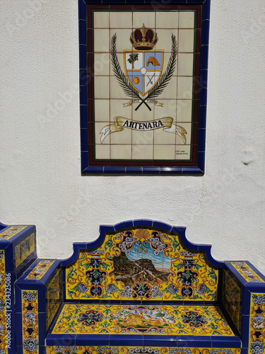 Firgas - Gran Canaria (Wappen und Kachelbank der Gemeinde ARTENARA)