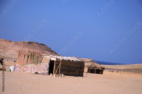 Camp bédouin dans le désert du Sud-Est de l’Egypte 