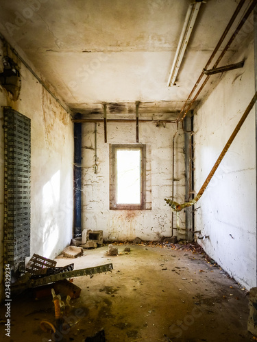 Heruntergekommener Raum in einer verlassenen Kaserne