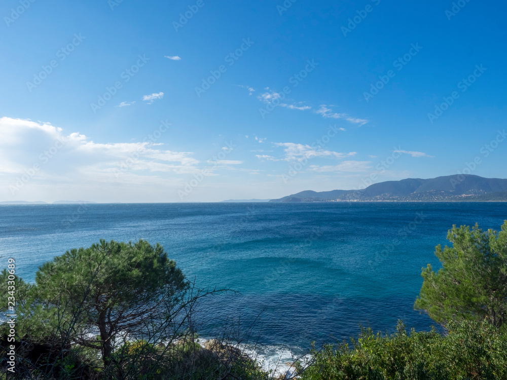 Le cap Lardier. La Croix Valmer. Vue sur la plage Gigaro, la baie de Cavalaire et la presqu'île de Saint-Tropez depuis le sentier du littoral.