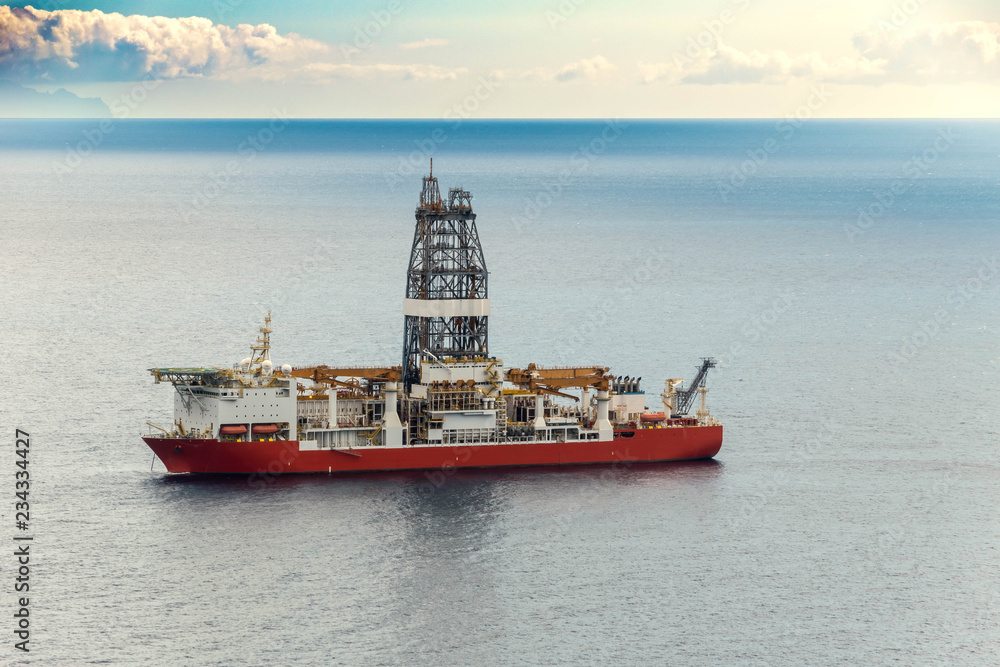 Fototapeta premium drill ship in the sea