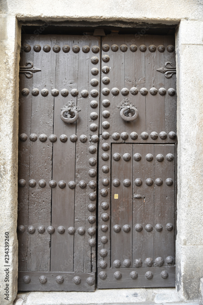 Porte ancienne à clous à Tolède, Espagne