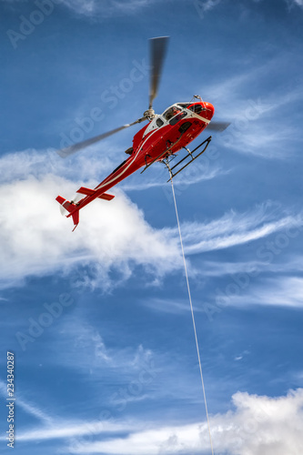 roter Hubschrauber Helikopter