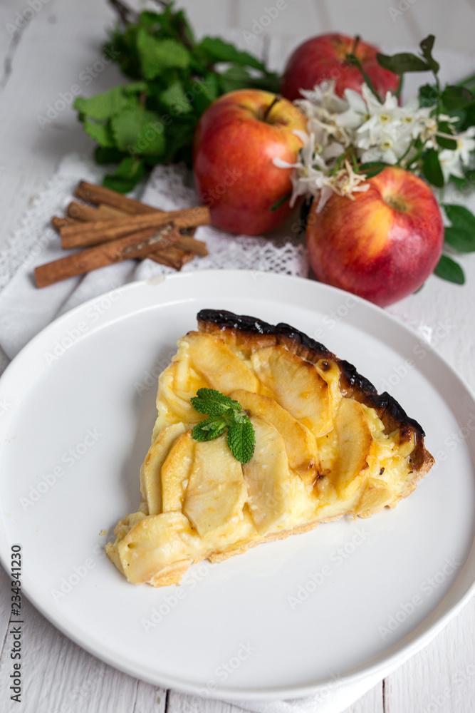 Apple pie with cinnamon and mint Apple pie with cinnamon and mint