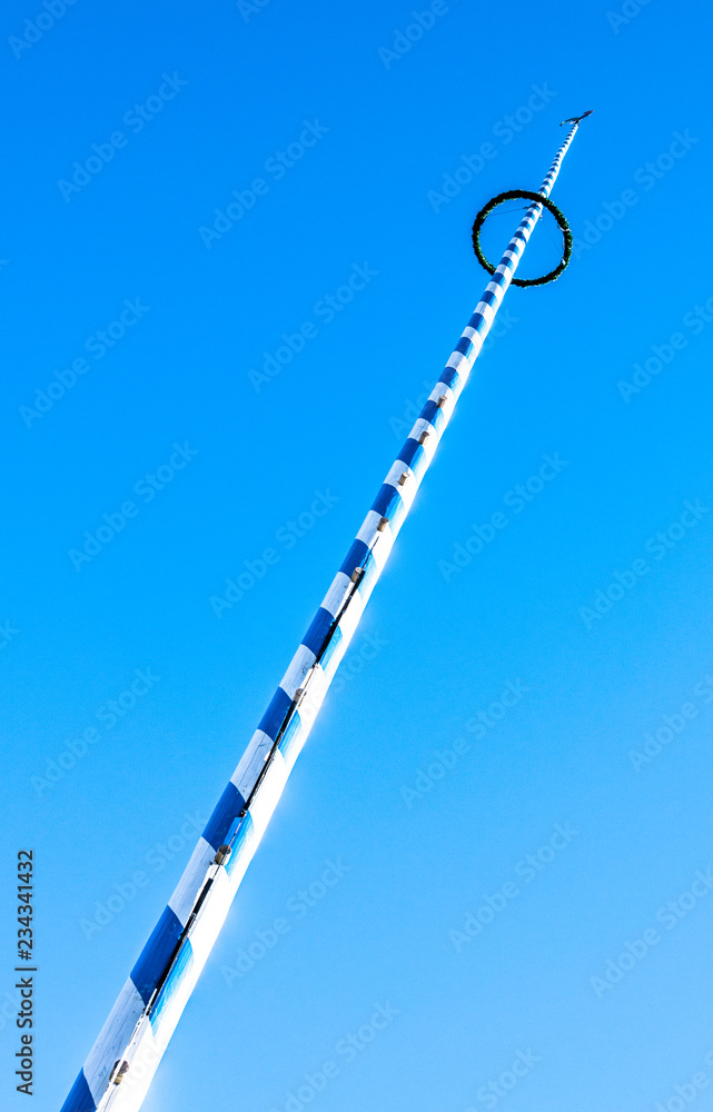 Obraz premium typical bavarian maypole