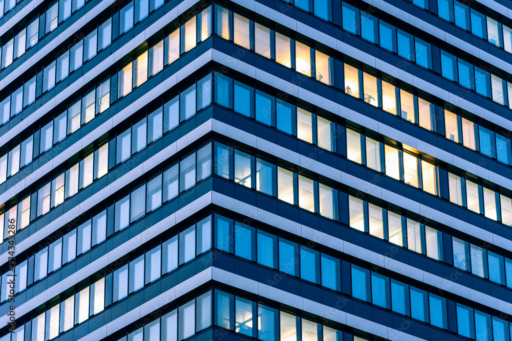 Abstrakte Fassade eines modernen Bürogebäudes in Hamburg, Deutschland Abstrakte Fassade eines modernen Bürogebäudes in Hamburg, Deutschland