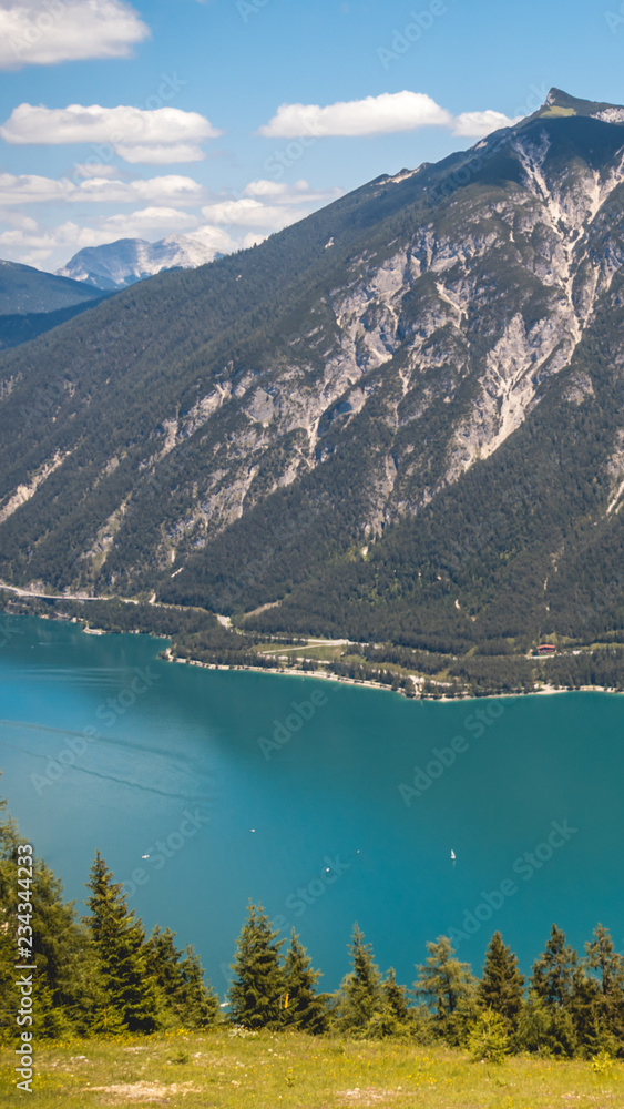 Obraz premium Smartphone HD wallpaper of beautiful alpine view at the Achensee - Pertisau - Tyrol - Austria