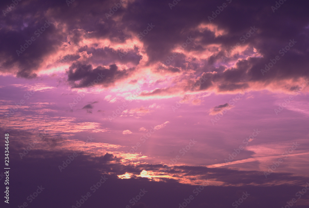 sol entre nubes rosa
