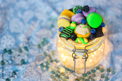 Стеклянная баночка с гирляндой внутри с декором из полимерной глины в виде  разноцветных сладостей: пирожных макарун, печенья, ягод черники и ежевики, конфеты и леденца