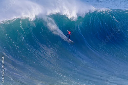Obraz Duże fale na północnej plaży w Nazaré w Portugalii