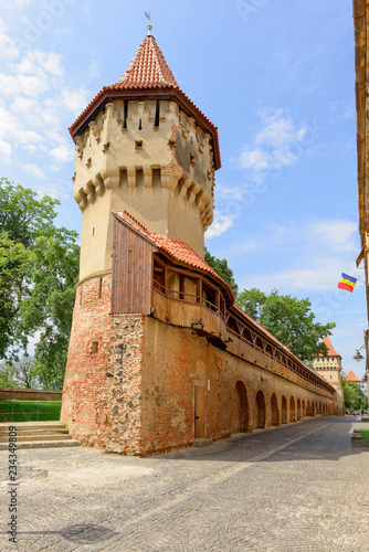 Turm mit Stadtmauer von der Stadtbefestigung in Sibiu (Hermannstadt), Rumänien photo