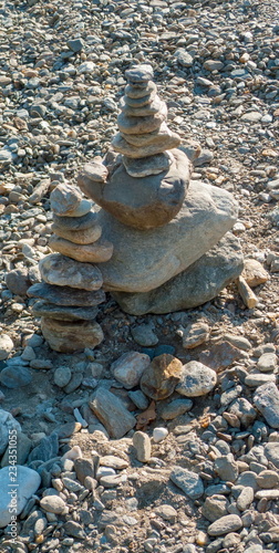 Kieselsteine zu einem kleinen Turm aufeinander gestapelt, geschichtet, am Strand von Dongo, Gravedona am Comer See