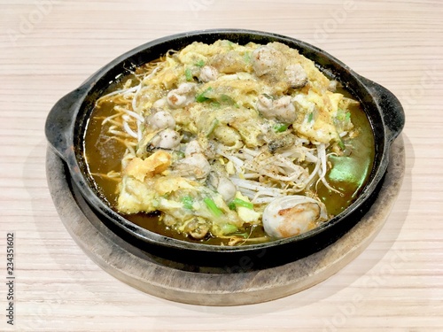 Stir-fried oyster with bean sprout : One of the most popular menu in leading restaurants. Serve hot with a black plate of hot food that is attractive to eat. 