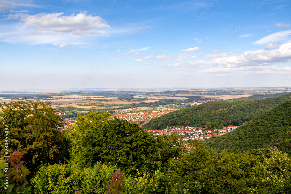 Blick auf Thale und das östliche Harzvorland mit Quedlinburg, Wernigerode und Halberstadt