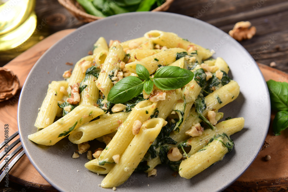 Penne pasta with spinach, gorgonzola cheese and walnuts Penne pasta with spinach, gorgonzola cheese and walnuts