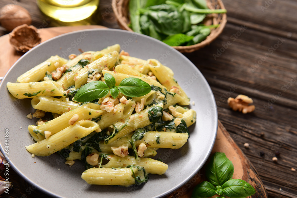 Penne pasta with spinach, gorgonzola cheese and walnuts Penne pasta with spinach, gorgonzola cheese and walnuts