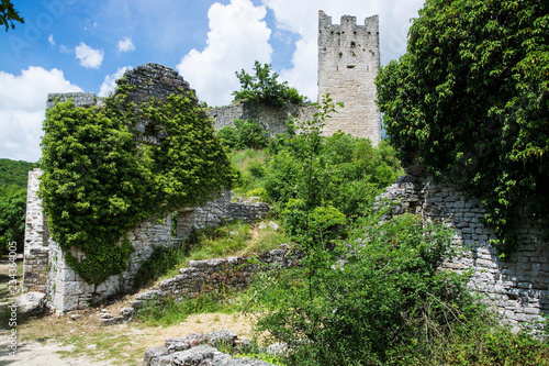 Ruinenstadt Dvigrad, Istrien, Kroatien photo