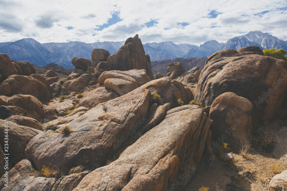 Obraz premium View of Alabama Hills, famous filming location rock formations near the eastern slope of Sierra Nevada, Owens Valley, west of Lone Pine in Inyo County, Inyo National Forest, California, United States.