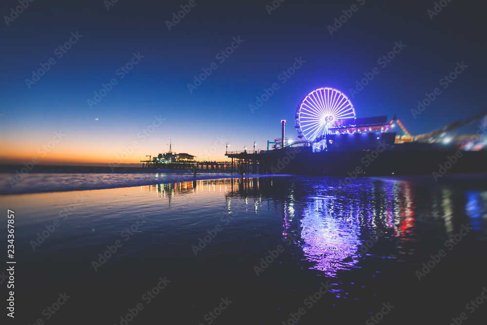 Naklejka premium Widok na historyczne molo w Santa Monica, z plażą, parkiem rozrywki, sklepami i restauracjami, Los Angeles, Kalifornia, Stany Zjednoczone