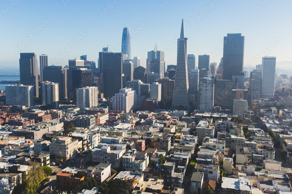 Obraz premium Beautiful super wide-angle aerial view of San Francisco, California, with Bay Bridge, Downtown, Ferry Market, and skyline scenery beyond the city, seen from the observation deck of Coit Tower