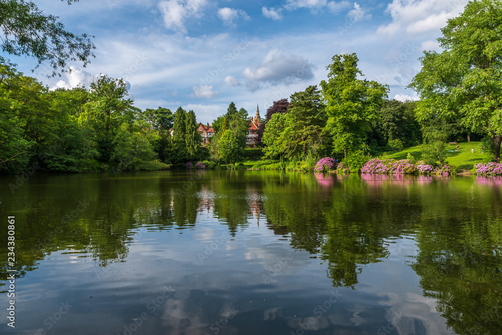 Moseley Park and Pool in summer