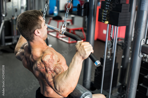 Foto Shoulder pull down machine