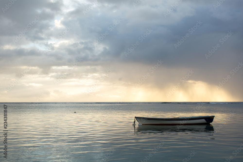 Naklejka premium Beautiful sunset with fishing boat