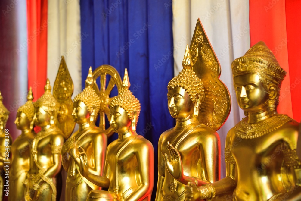 Obraz premium buddha statue face is gold in thailand