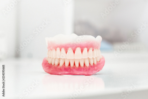 Artificial teeth arrangement of full mouth complete denture
