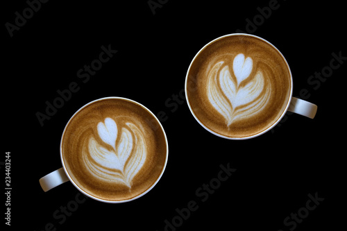 Koffie latte kunst geïsoleerd op zwarte achtergrond.