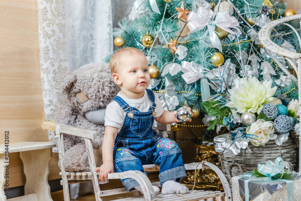 Naklejka premium little girl near the Christmas tree