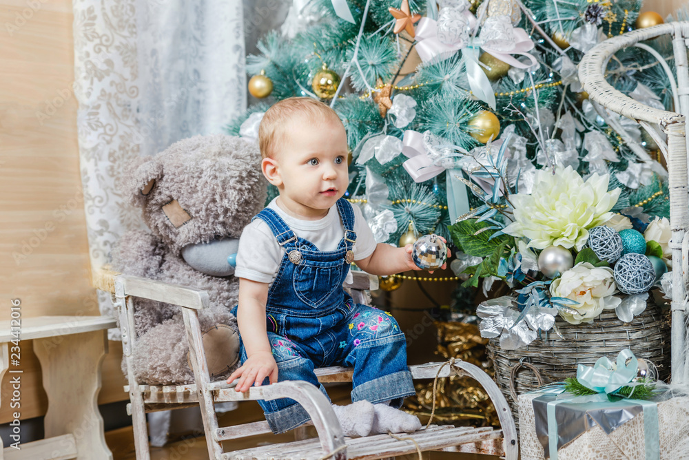 Naklejka premium little girl near the Christmas tree