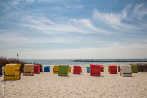 Farbenfrohe Strandkörbe am Sandstrand