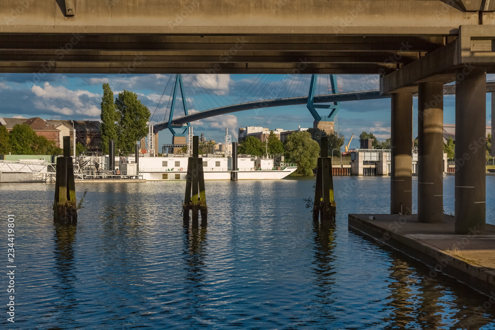 Durchblick unter einer Brücke im Hafen Hamburg  mit Köhlbrandbrücke im Hintergrund