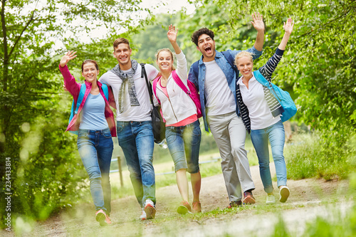 Gruppe macht eine Wanderung