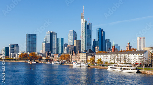 Frankfurt am Main  Blick von der Alten Br  cke auf die Skyline. 18. November 2018.