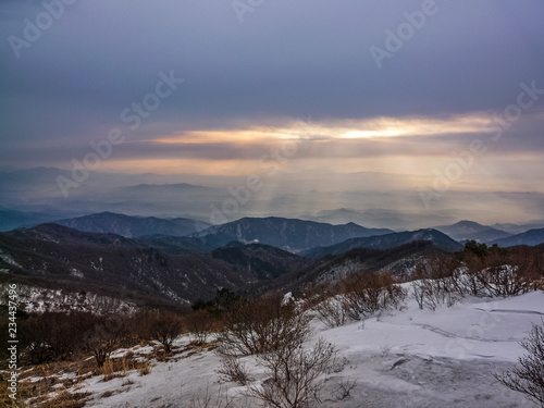 한국 산의 풍경 일출 트래킹 등산 새벽 숲속