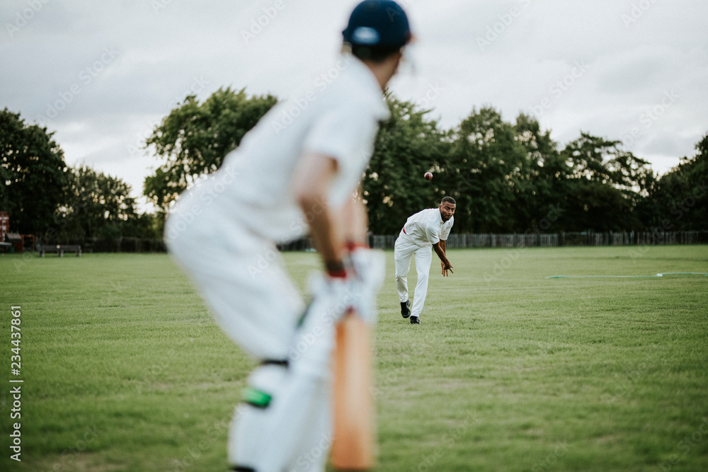 Obraz premium Cricket bowler throwing the ball
